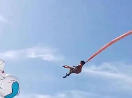 Воздушный змей унес в небо трехлетнюю девочку (видео)