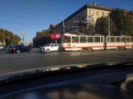 В центре Запорожья столкнулись трамвай и легковушка - фото