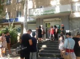 В Мелитополе клиенты Приватбака штурмуют финансовое учреждения из-за массового мошенничества (фото)