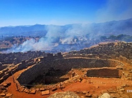 Пожар угрожает развалинам Микены. Фоторепортаж