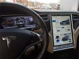 Автомобили Tesla научили распознавать знаки ограничения скорости