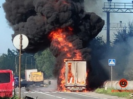 В Днепре на Гаванской полыхает фура