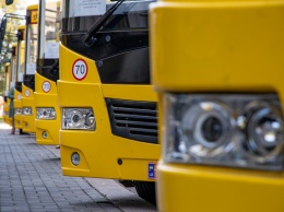 На Днепропетровщине опорным школам передали 14 новых автобусов