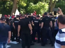 Съезд "слуг народа": между пикетчиками и полицией произошла потасовка