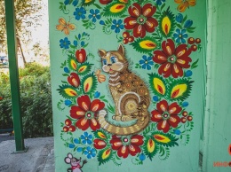 В Днепре девушка украсила подъезды Петриковской росписью
