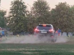 В Запорожье водитель "Лексуса" устроил дрифт на школьном стадионе, где играли дети (видео)