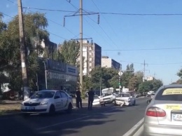 В Мариуполе на опасном перекрестке "поцеловались" два авто, - ФОТО