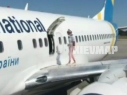 В Борисполе девушка гуляла по крылу самолета
