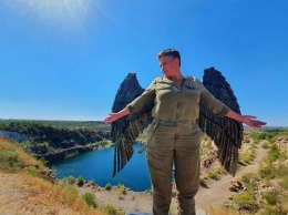Савченко засветилась в украинской "пустыне" с крыльями: фото вызвали ажиотаж в сети