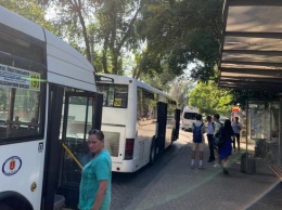 Популярный маршрут на поселок Котовского начали обслуживать большие автобусы: коммунальные и частные