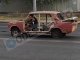 В Одессе посреди дороги заметили необычное авто без дверей и стекол: фото