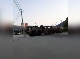 В Боснии на марше НАТО сломалась бронемашина, а эвакуировавший тягач снес столб