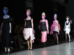 Модели RYBALKO вышли на подиум с синими и розовыми лицами: как прошел второй день Ukrainian Fashion Week