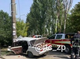 Автомобиль всмятку: в Запорожье пьяный водитель въехал в столб