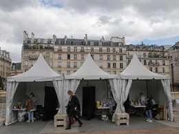 В Париже тест на коронавирус можно сдать в палатке на улице (видео)