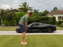 Ультрадорогая Ferrari стала тренажером для игрока в гольф (ВИДЕО)