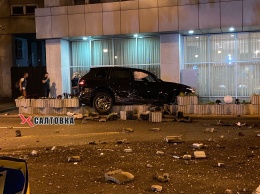 Авария в центре: Porsche снес клмбу, по дороге разбросаны камни (фото, видео)