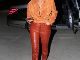 Ким Кардашьян примеряла самые модные брюки осени