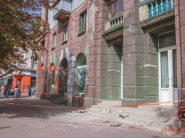 В Днепре на проспекте Яворницкого рушится фасад здания