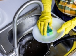 Почему посуду нельзя мыть губкой