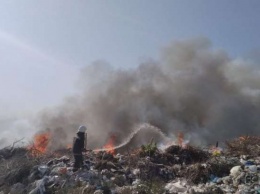 Под Павлоградом на огромной территории горит мусорная свалка (видео)