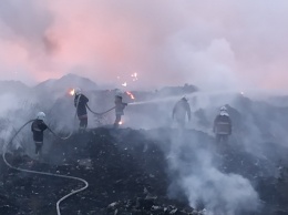 Полтава погрузилась в дым и смрад из-за пылающей свалки, пожар идет на город. Фото и видео