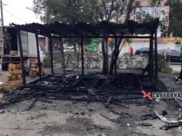 В Харькове сгорели два продуктовых киоска