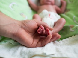 В Днепре спасают жизнь новорожденной девочки - нужна помощь