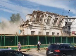 В Житомире при сносе здания стена рухнула на прохожих (видео)