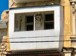 Балкон в Одессе испоганил скульптуру