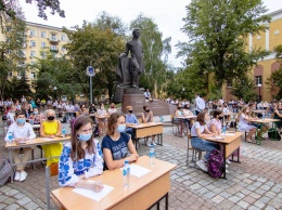 В Днепре одновременно более 200 человек под открытым небом написали диктант об Александре Поля