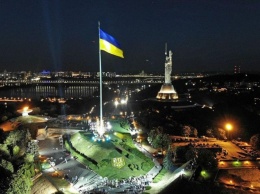 В мэрии Киева предупредили, что ночью будут спускать главный флаг страны на самом высоком флагштоке