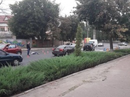В Кропивницком на пешеходном переходе авто насметь сбило женщину. Кадры 18+