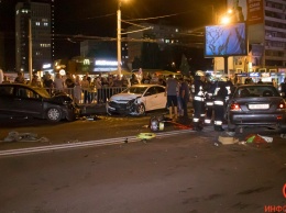 В Днепре на Слобожанском столкнулись Mitsubishi, Nissan и Hyundai: видео момента ДТП