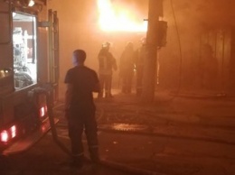 Масштабный пожар в Мариуполе: горит рыночный контейнер и жилой дом, - ФОТО