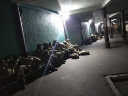 Появились фото спящих на вокзале в Черкассах новобранцах и офицеров
