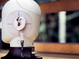 Facebook представил прототип гарнитуры с искусственным интеллектом, которая усиливает звук и подавляет шумы