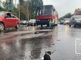 В Кривом Роге автобус с рабочими предприятия столкнулся с легковушкой. Есть пострадавшая