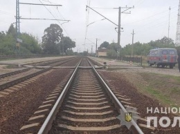 Лежала между путями и платформой: пенсионерка попала под поезд на Харьковщине, - ФОТО
