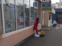В Днепре девушка со слабым здоровьем допоздна продает старые игрушки и книги, чтобы заработать на жизнь