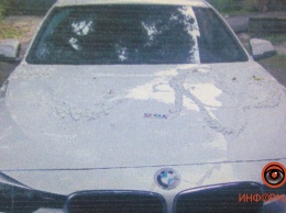 В центре Днепра ночью облили кислотой припаркованный BMW 320