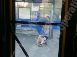 В Киеве на остановке мужчина напал на девушку
