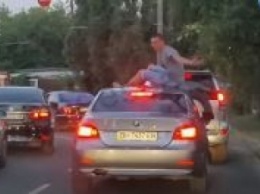 В Одессе заметили странного пассажира на автомобиле: "циркач" попал на видео