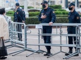 Площади в центре Минска оцепили силовики с водометами, в город въехали БТР (ФОТО, ВИДЕО)