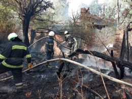 За сутки спасатели тушили возгорание сухой травы в Терновке и Павлограде шесть раз