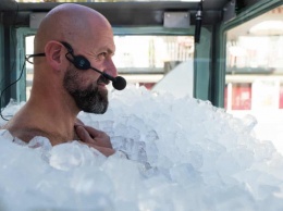 Австриец установил мировой рекорд, просидев в ледяной кабине 2,5 часа. Фото