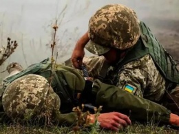 Двое военных подорвались на минном поле на Донбассе