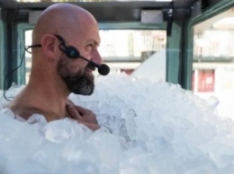 Мужчина просидел больше двух часов в контейнере со льдом и установил мировой рекорд: фото