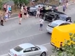 В Киеве пьяный до безобразия водитель разбил четыре автомобиля и устроил пробку: видео