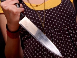 В Купянске женщина вонзила нож в гостя